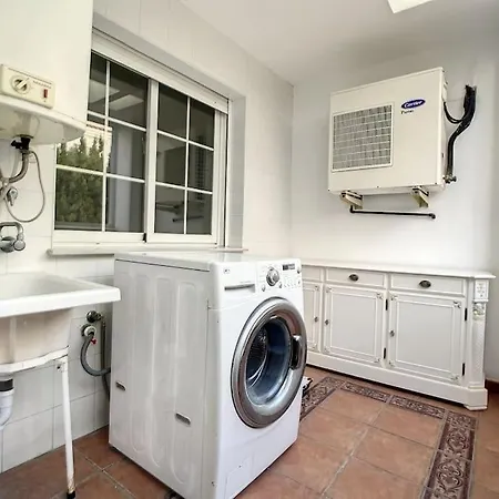 A Beautiful And Tranquil In The Heart Of Μαρμπέλλα